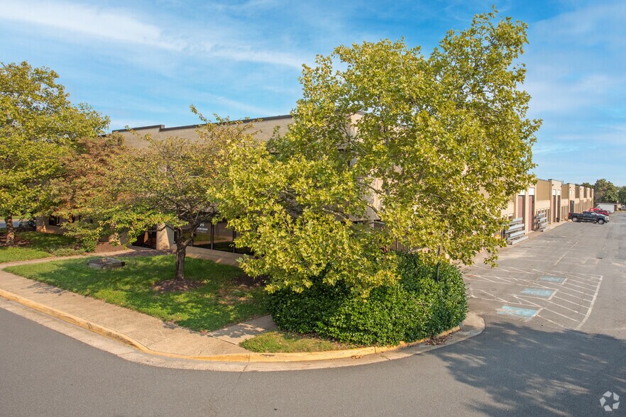 14088 Sullyfield Cir, Chantilly, VA à louer - Photo de l’immeuble – Image 3 sur 6