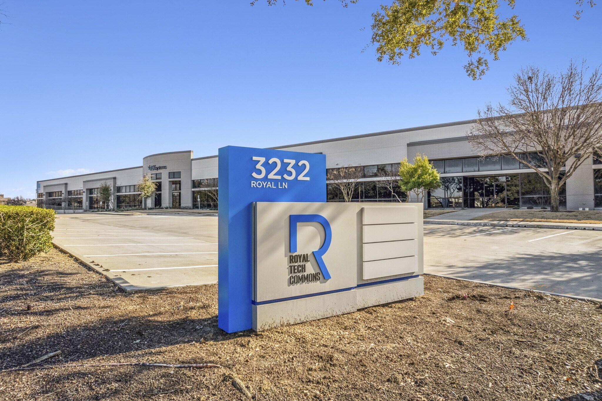 3232 Royal Ln W, Irving, TX à louer Photo principale– Image 1 sur 32