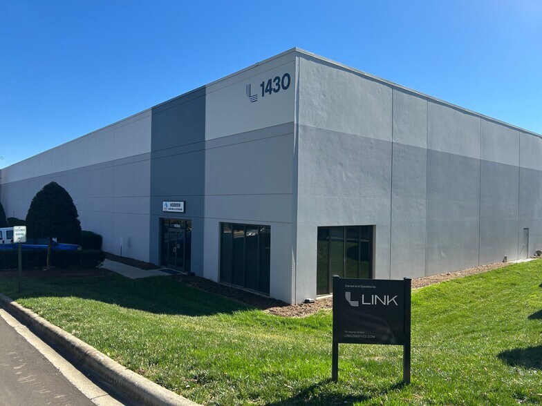 1430 West Pointe Dr, Charlotte, NC à louer - Photo de l’immeuble – Image 2 sur 6