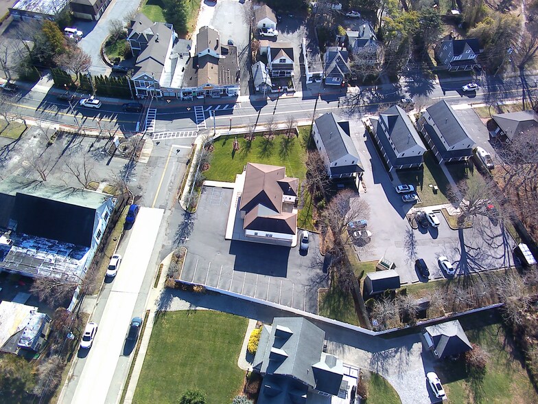 581 Middle Rd, Bayport, NY à vendre - Photo de l’immeuble – Image 3 sur 11