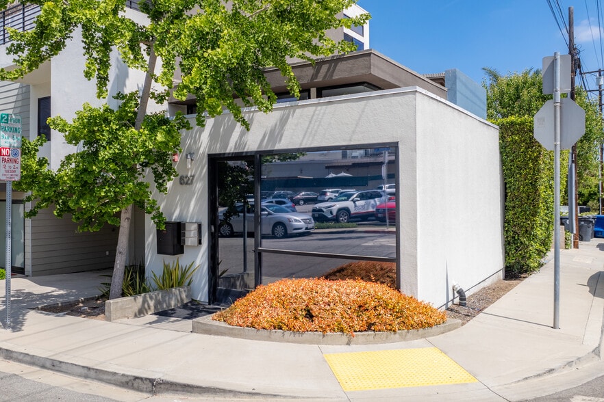 627 Aviation Way, Manhattan Beach CA - Bureau