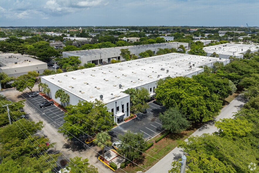 2301-2329 NW 30th Pl, Pompano Beach, FL à louer - Photo de l’immeuble – Image 3 sur 6