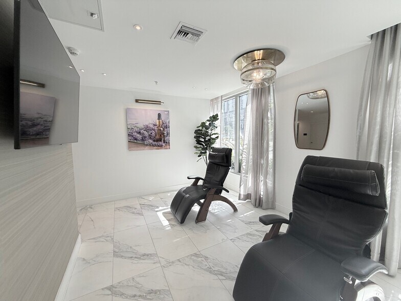 218 NW 8th St, Miami, FL à louer - Photo de l’immeuble – Image 2 sur 11