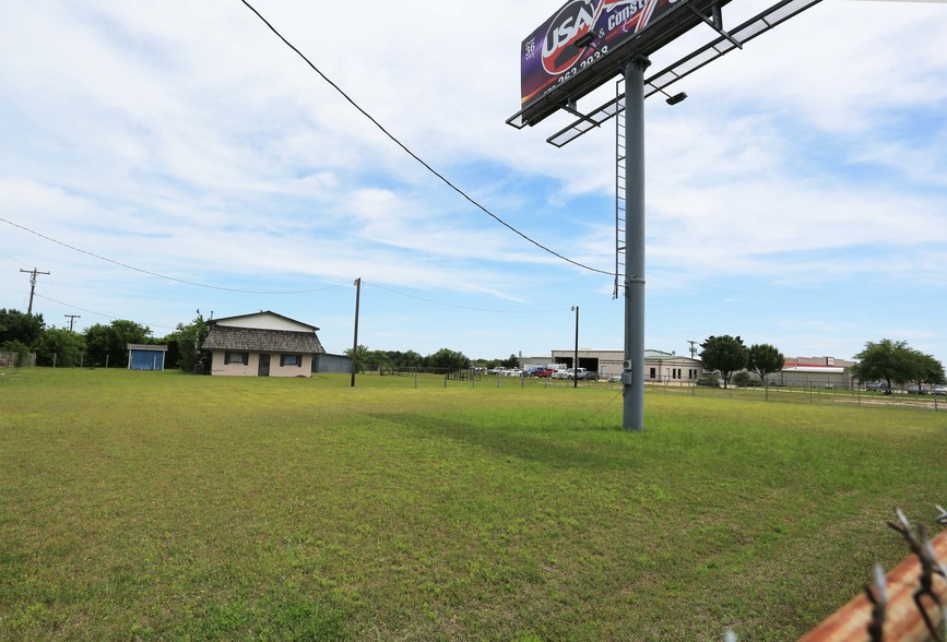 402 N Interstate 35, Red Oak, TX à louer - Photo de la construction – Image 1 sur 12