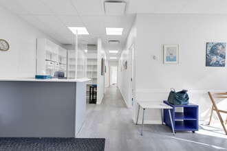 5843-5847 Ch De La Côte-Des-Neiges, Montréal, QC à louer Photo intérieure– Image 2 sur 10