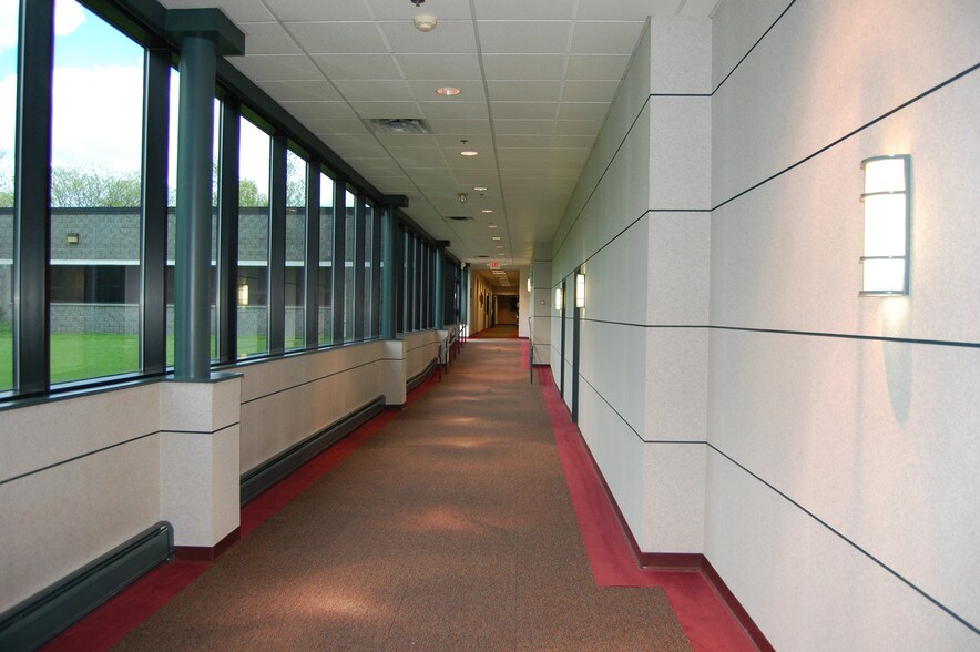 325 High St, Metuchen, NJ à louer - Hall d’entrée – Image 2 sur 12