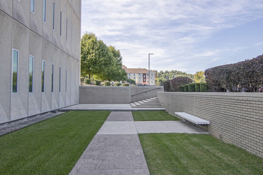 3721 Tecport Dr, Harrisburg, PA à louer - Photo de l’immeuble – Image 3 sur 5