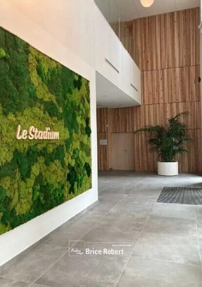 Bureau dans Décines-Charpieu à louer - Photo de l’immeuble – Image 1 sur 19