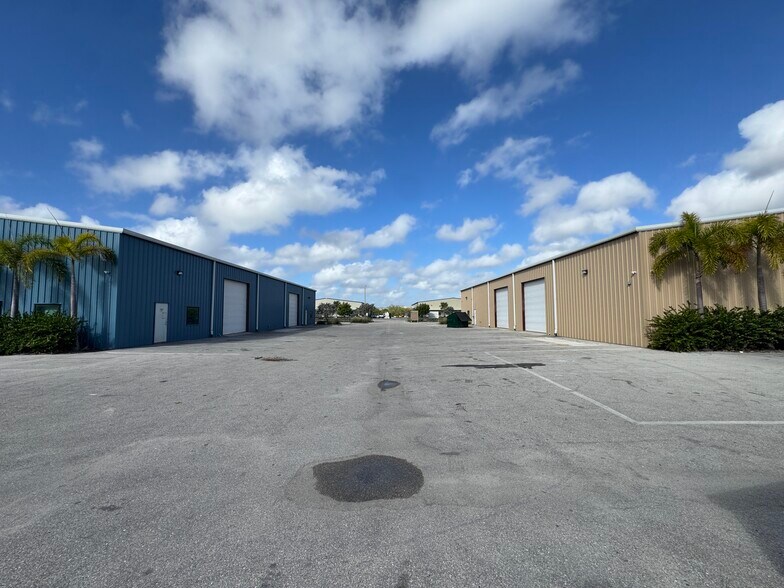 3777 Ironbridge Blvd, Fort Myers, FL à louer - Photo de l’immeuble – Image 2 sur 12