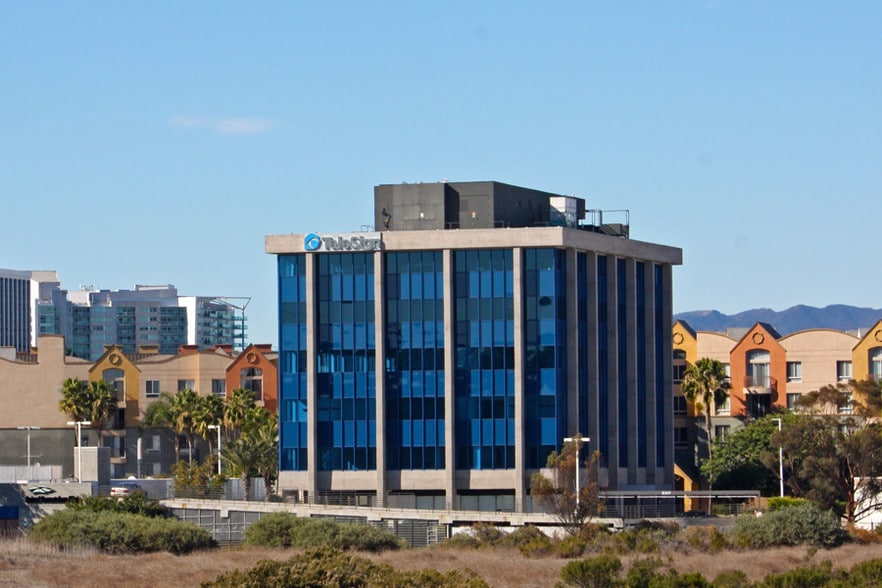 13274 Fiji Way, Marina Del Rey, CA à louer - Photo de l’immeuble – Image 2 sur 21