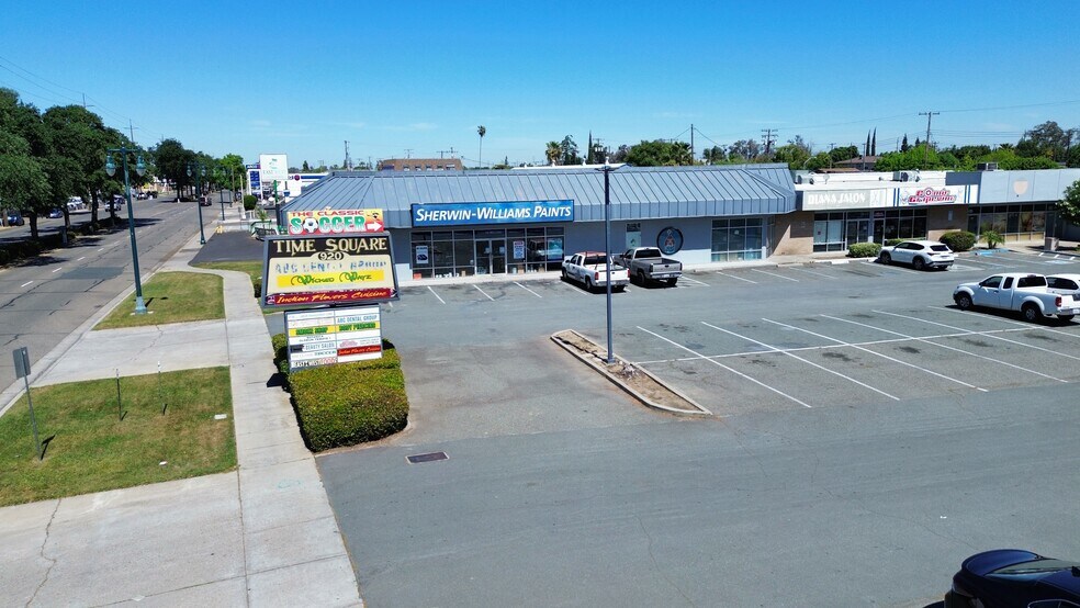 920 S Cherokee Ln, Lodi, CA à louer - Photo de l’immeuble – Image 2 sur 3