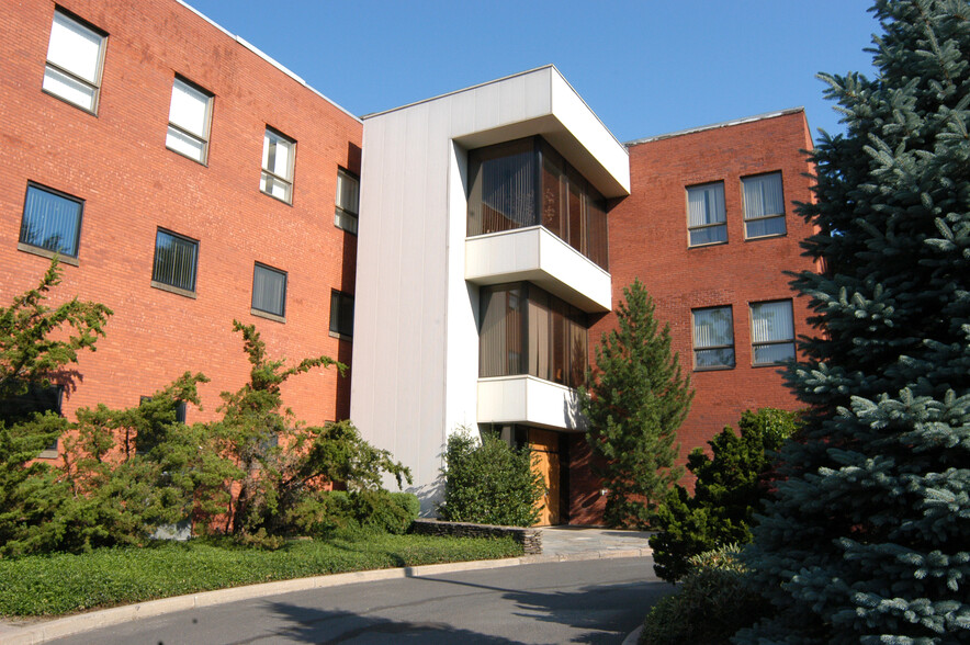 27 Siemon Company Dr, Watertown, CT à louer - Photo de l’immeuble – Image 2 sur 14