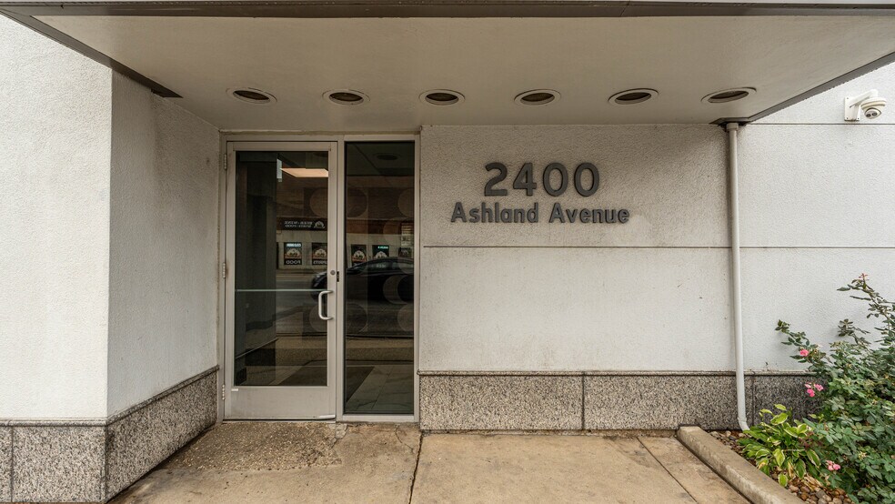 2400 N Ashland Ave, Chicago, IL à louer - Photo de l’immeuble – Image 3 sur 20
