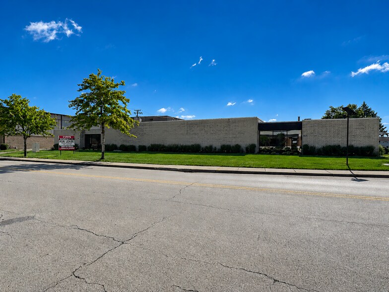 875 Lively Blvd, Elk Grove Village, IL à louer - Photo de l’immeuble – Image 1 sur 13