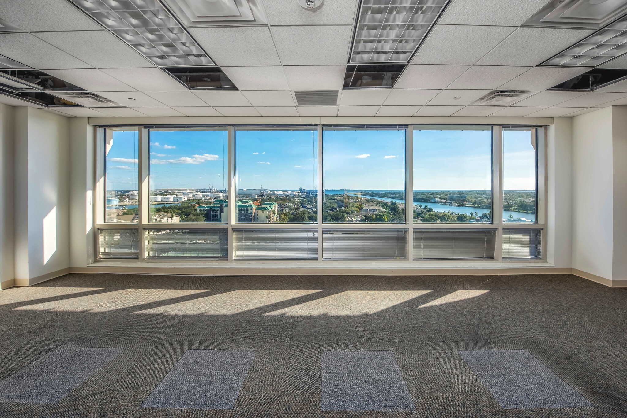 302 Knights Run Ave, Tampa, FL à louer Photo intérieure– Image 1 sur 6