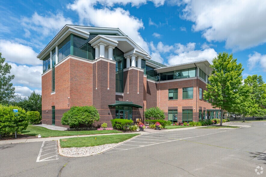 93 Lake Ave, Danbury, CT à vendre - Photo de l’immeuble – Image 1 sur 22