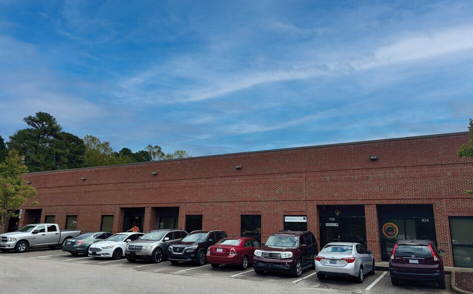 100-118 Kitty Hawk Dr, Morrisville, NC à louer - Photo principale – Image 1 sur 6