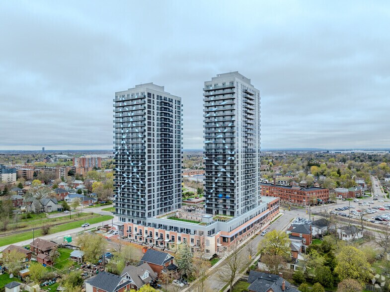 45 Railroad St, Brampton, ON à louer - Photo principale – Image 1 sur 39