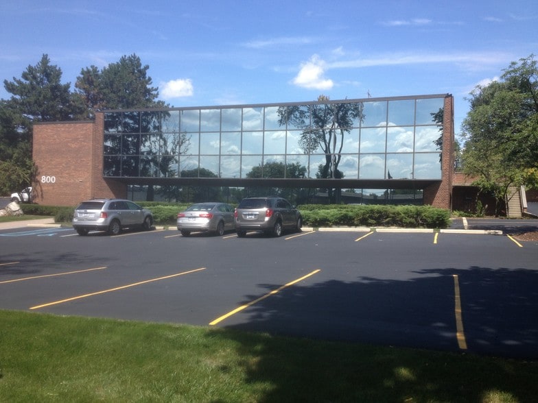 800 W Long Lake Rd, Bloomfield Hills, MI à louer - Photo de l’immeuble – Image 3 sur 4