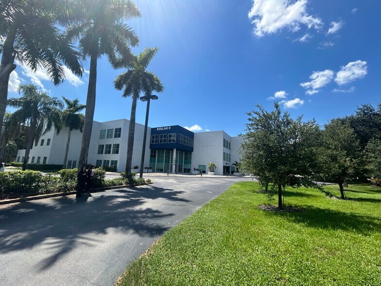 7900 NW 154th St, Miami Lakes, FL à louer - Photo de l’immeuble – Image 3 sur 16