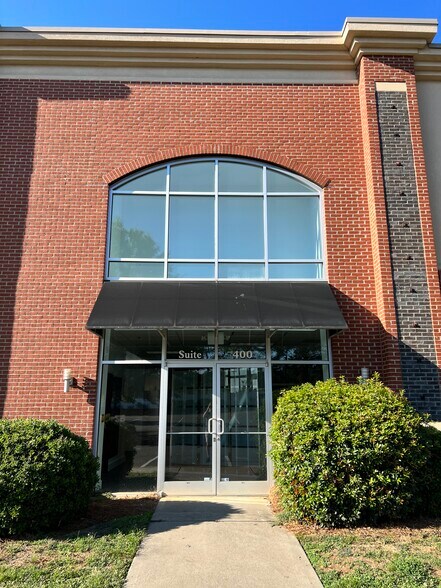 10624 Metromont Pky, Charlotte, NC à louer - Photo de l’immeuble – Image 2 sur 16