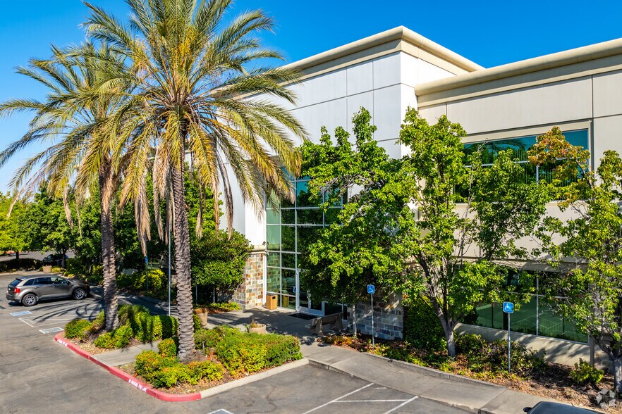 2440 Gold River Rd, Rancho Cordova, CA à vendre - Photo de l’immeuble – Image 1 sur 32