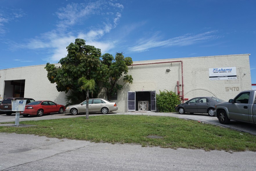 5449 Maule Way, Mangonia Park, FL à louer - Photo de l’immeuble – Image 2 sur 4