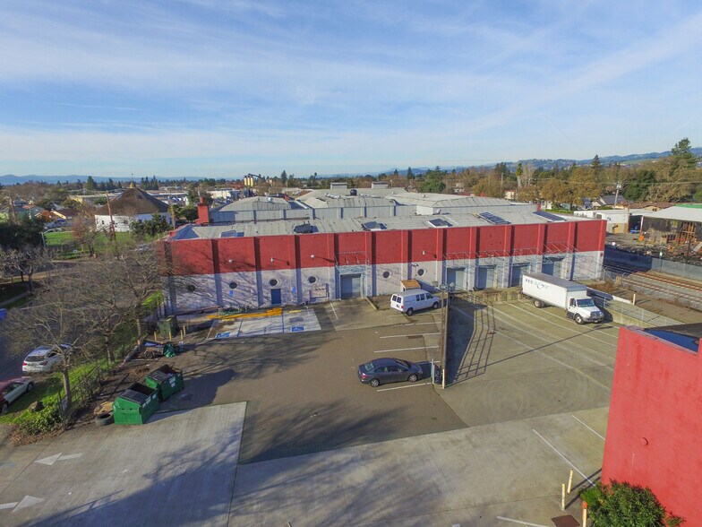 8 W 9th St, Santa Rosa, CA à louer - Photo de l’immeuble – Image 1 sur 37