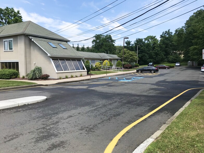 1323 Rt 34 N, Aberdeen, NJ à louer - Photo de l’immeuble – Image 3 sur 9
