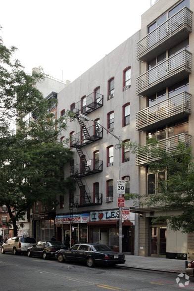 9 Avenue B, New York, NY à louer - Photo principale – Image 2 sur 4