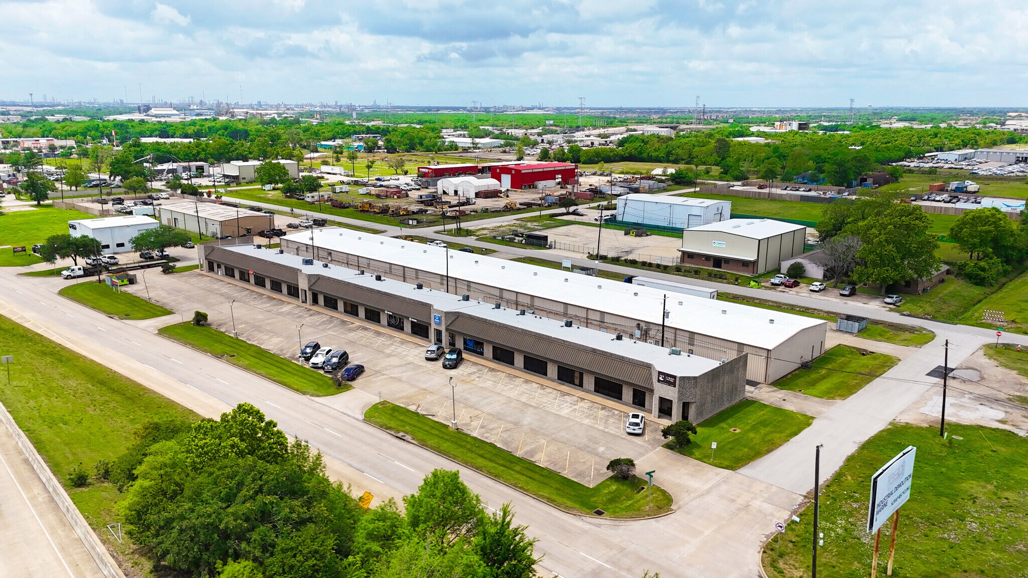 La Porte Business Park portefeuille de 2 biens à vendre sur LoopNet.fr Photo de l’immeuble– Image 1 sur 15