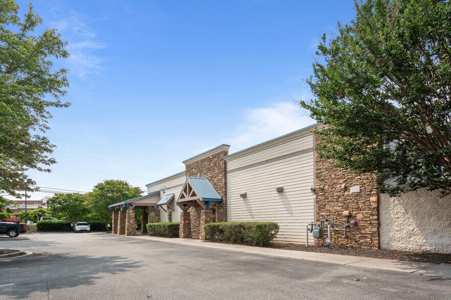 619 Regional Rd, Greensboro, NC à vendre - Photo de l’immeuble – Image 2 sur 14