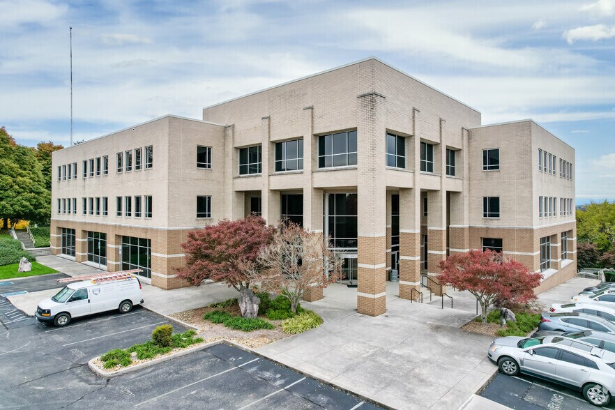 410 N Cedar Bluff Rd, Knoxville, TN à louer - Photo de l’immeuble – Image 1 sur 12