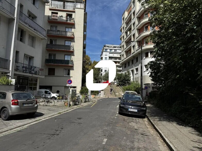 Local d’activités dans Grenoble à louer - Photo de l’immeuble – Image 1 sur 10