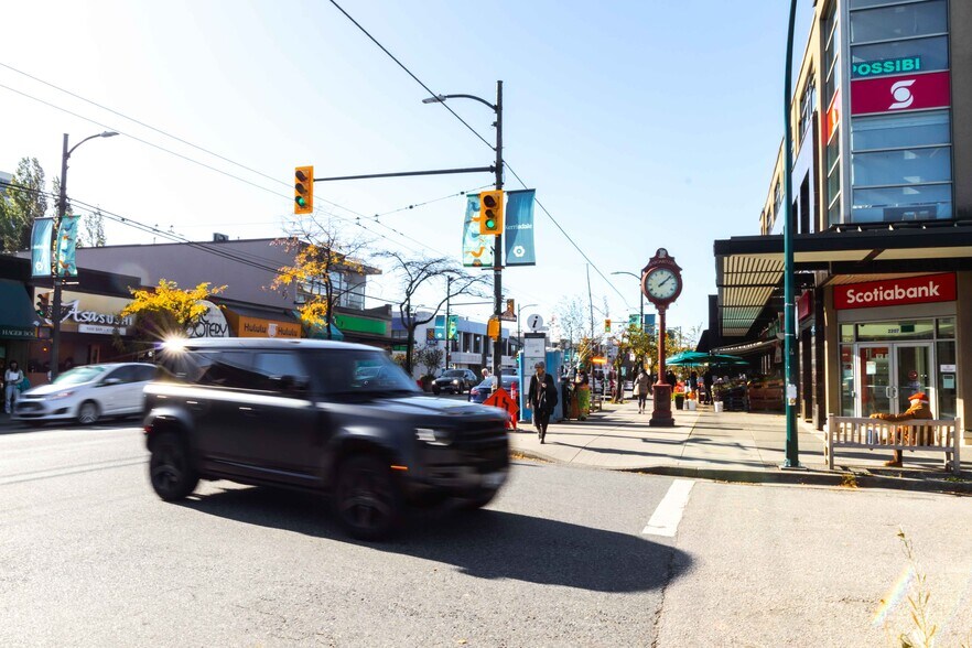 2164 W 41st Ave, Vancouver, BC à louer - Photo de l’immeuble – Image 2 sur 2