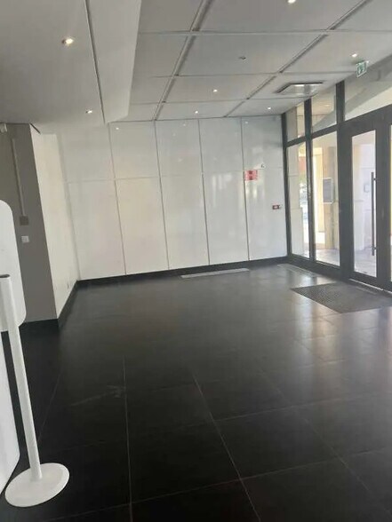 41/43 Avenue Du Centre, Montigny-le-Bretonneux à louer - Photo de l’immeuble – Image 2 sur 10