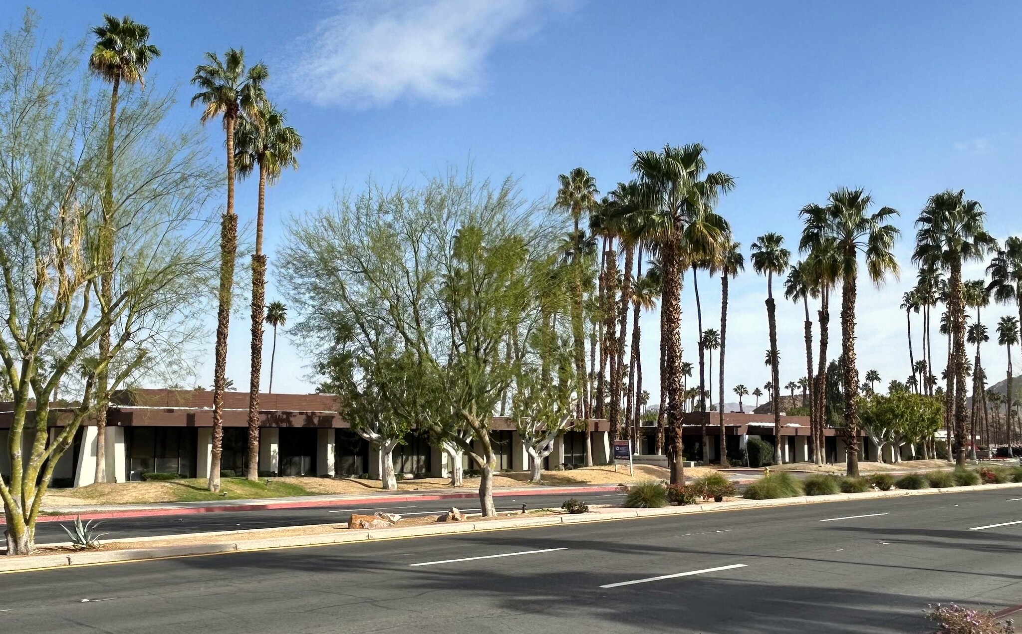 69844-69848 Highway 111, Rancho Mirage, CA à vendre Photo de l’immeuble– Image 1 sur 15