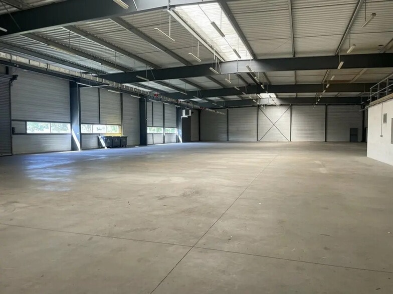 Local d’activités dans Ifs à louer - Photo de l’immeuble – Image 2 sur 12