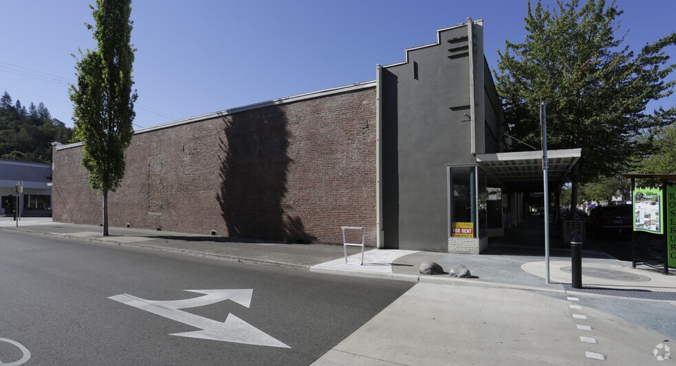 507 SE Jackson St, Roseburg, OR à louer - Photo de l’immeuble – Image 2 sur 3