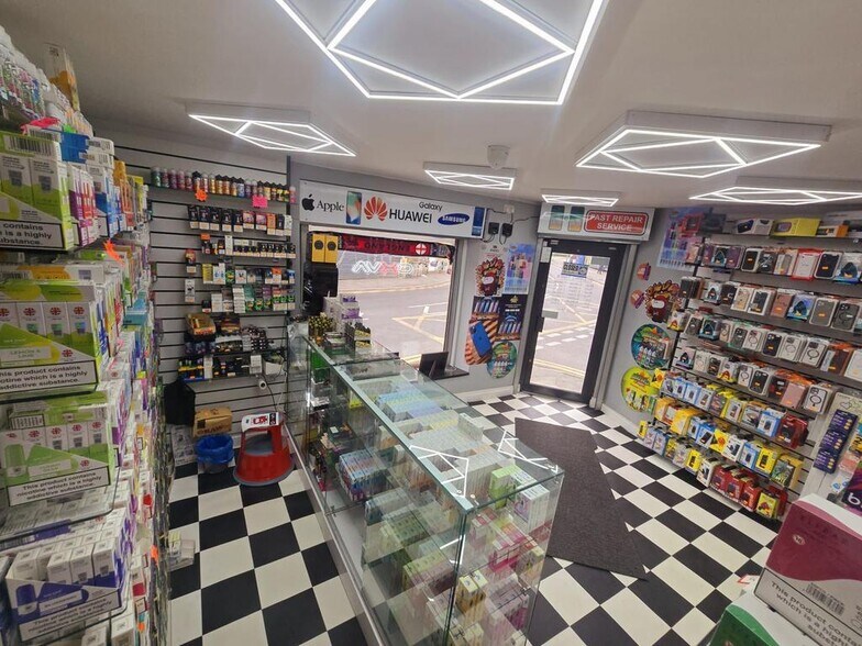 86 High St, Queensbury à vendre - Photo de l’immeuble – Image 2 sur 22