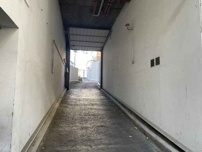 Local d'activités dans Courbevoie à vendre - Photo de l’immeuble – Image 1 sur 8
