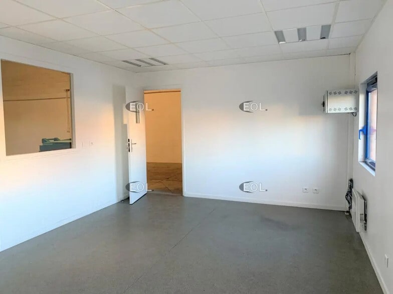 Local d’activités dans Moissy-Cramayel à louer - Photo de l’immeuble – Image 3 sur 6