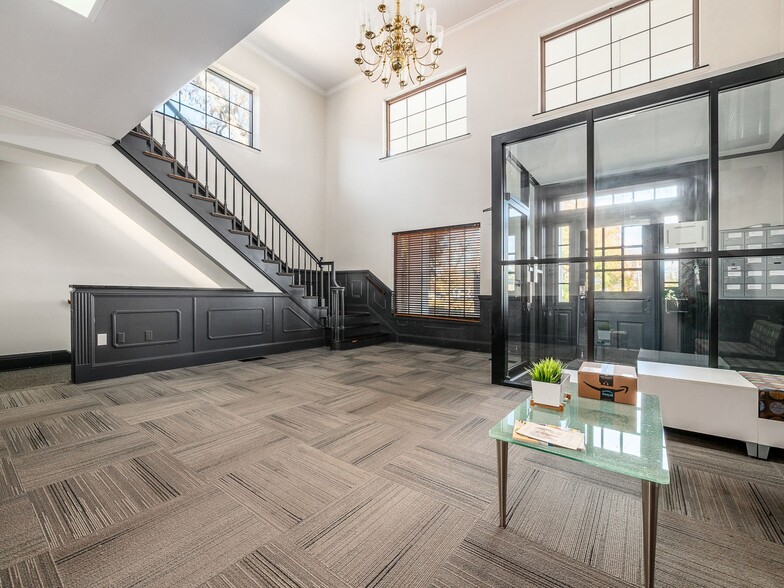 1015 E Broad St, Columbus, OH à louer - Photo de l’immeuble – Image 1 sur 28