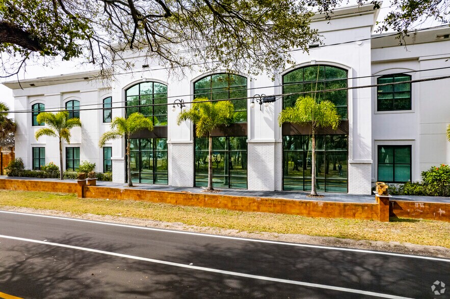 330 Pauls Dr, Brandon, FL à louer - Photo de l’immeuble – Image 3 sur 6