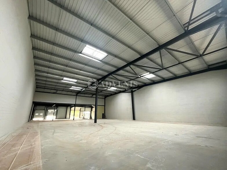 Local d’activités dans La Queue-en-Brie à louer - Photo de l’immeuble – Image 1 sur 9