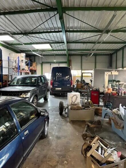 Local d’activités dans Saint-Thibault-des-Vignes à louer - Photo intérieure – Image 3 sur 3