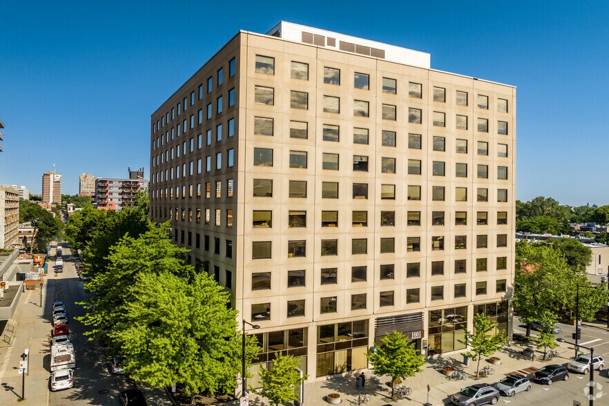 1001 Boul De Maisonneuve E, Montréal, QC à louer - Photo de l’immeuble – Image 2 sur 12