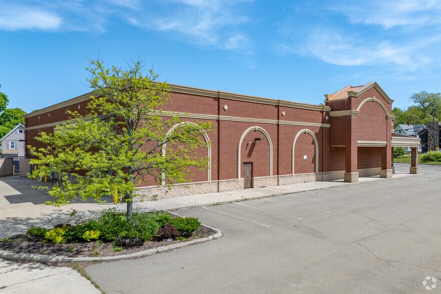 811 N Main St, Jamestown, NY à vendre - Photo de l’immeuble – Image 3 sur 7