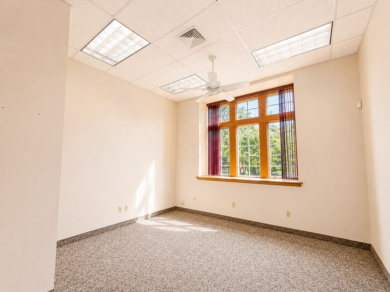1170 Ellington Rd, South Windsor, CT à louer - Photo de l’immeuble – Image 3 sur 18