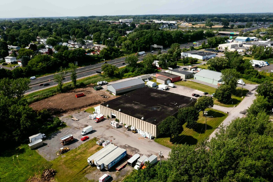 210 W Terminal Rd, Liverpool, NY à louer - Photo de l’immeuble – Image 1 sur 25